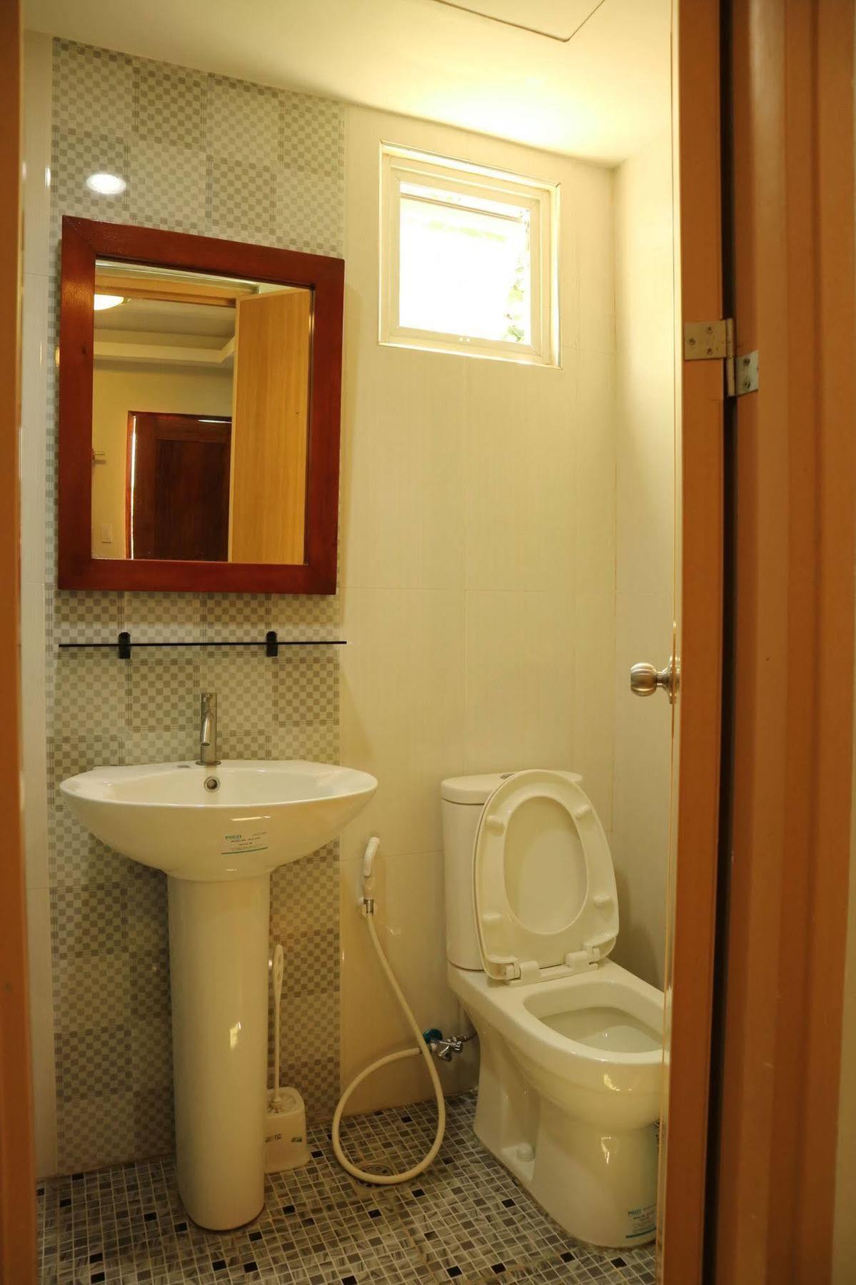 Ea Apartelle - Metro Hostel