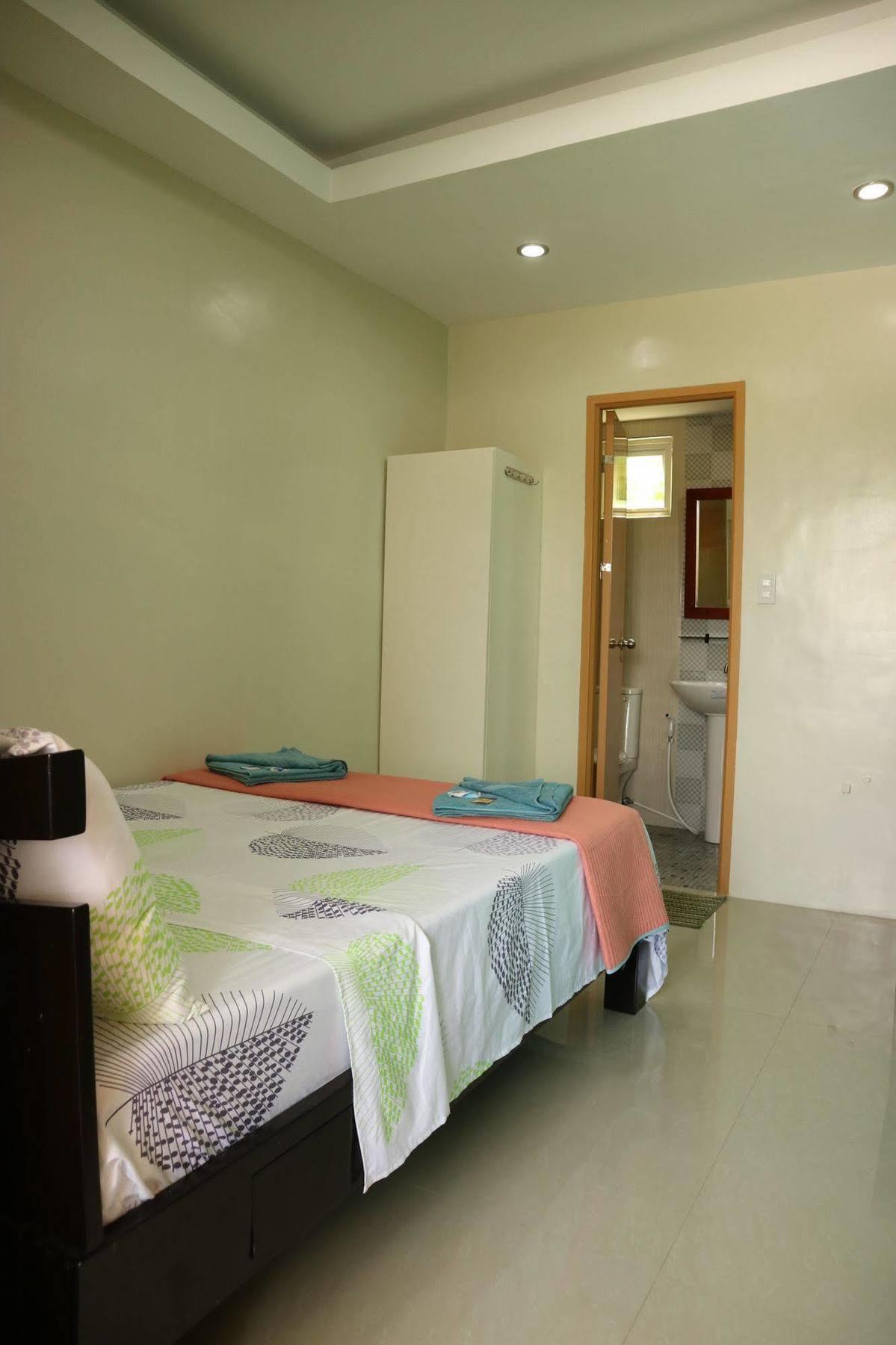 Ea Apartelle - Metro Hostel